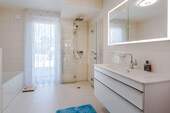 Lichtdurchflutetes Badezimmer - 