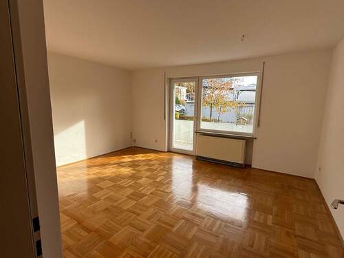 Wohnzimmer mit Balkon - 