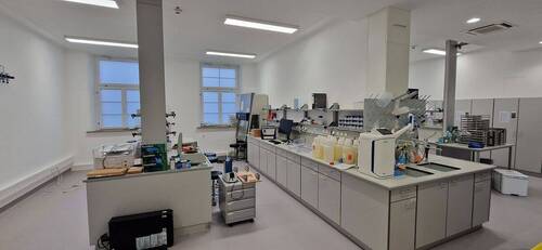 Voll ausgestattete Labore - 