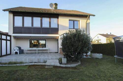 Hausansicht hinten ( Titelbild ) - Eigenheim mit Garten in Amberg - 480.000,00&nbsp;EUR Kaufpreis, ca.&nbsp; 134,10&nbsp;m&sup2;&nbsp;Wohnfl&auml;che