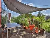 Sonnige Terrasse mit Blick ins Grüne - 