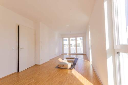 Küchen- und Wohnbereich mit Sicht auf den Balkon - 2 Zimmer Etagenwohnung zum Kaufen in Hamm