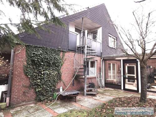 Außenzugang zur Loggia im Obergeschoss und Wintergarten - 1 Zimmer Mehrfamilienhaus, Wohnhaus in Zeven