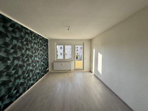 Wohnzimmer m. Balkon.JPG - 3 Zimmer Etagenwohnung in Kölleda