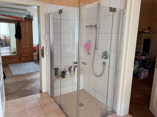 Badezimmer 1 - Mehrfamilienhaus, Wohnhaus mit 242,00 m&sup2; in Kirchheim unter Teck zum Kaufen