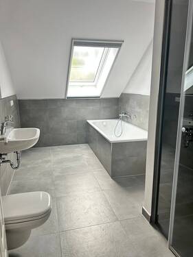 modernes Bad - HOCHWERTIGES SINGLE-NEST IM DG MIT PARKETT, BALKON, FUßBODENHEIZUNG SOWIE MODERNEM BAD