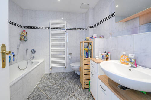 Bad mit Badewanne, Handtuchheizkörper 