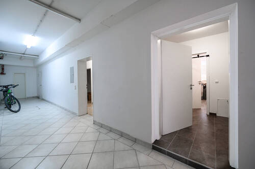 Gefliester Keller mit viel Stauraum - 