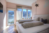 Schlafzimmer m. Ankleide u. Zugang zum Balkon 