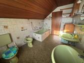 Badezimmer mit WM-Anschluss im DG - 