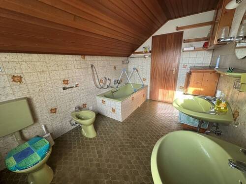 Badezimmer mit WM-Anschluss im DG - 
