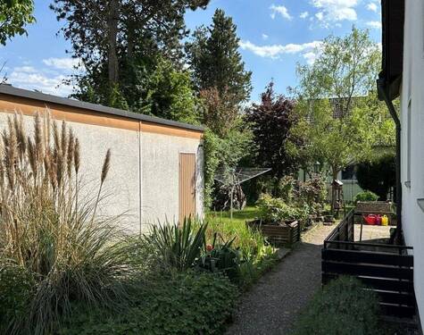 Garage mit Balkonkraftwerk und Geräteschuppen - 