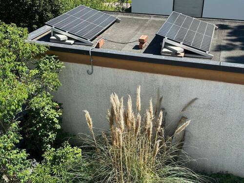 Garage mit Balkonkraftwerk - 