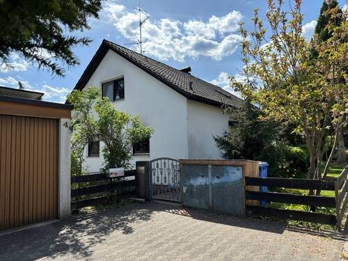 Garage und Stellplatz am Haus - 