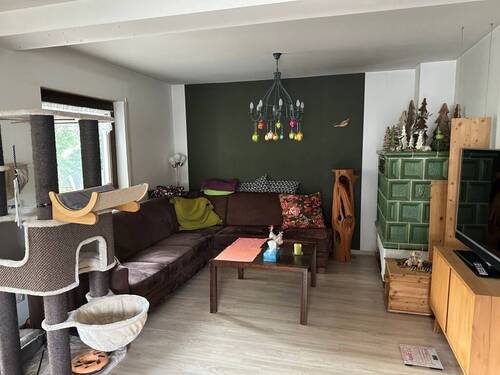 Wohnbereich mit Kachelofen im EG - 6 Zimmer Einfamilienhaus in Erlangen