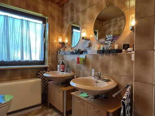Badezimmer mit Badewanne und bodentiefer Dusche - 