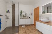 ... und bodengleicher Dusche - 