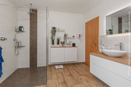 ... und bodengleicher Dusche - 
