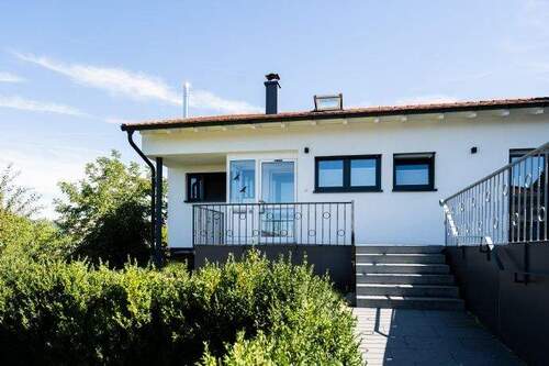 Vorderansicht - Saniertes EFH mit großem Garten in sehr ruhiger Lage