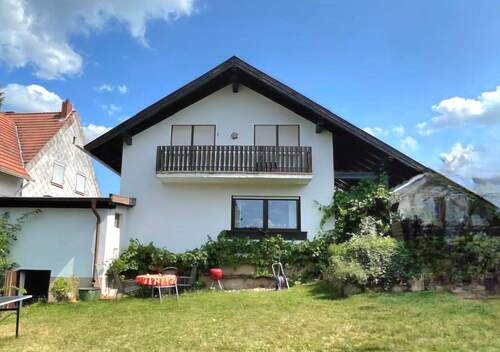 Rückseite - Freistehendes, extravagantes Komforthaus mit Balkonen, teilüberdachter Terrasse, Garten und Garage, in Homburg