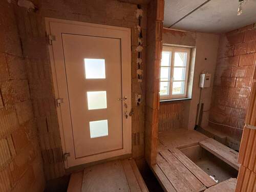 Eingangsbereich mit Gästetoilette/ Garderobe - 