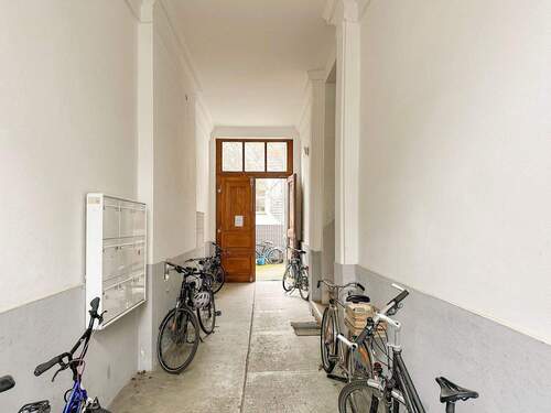 Großer Eingangsbereich - 2 Zimmer Einfamilienhaus zum Kaufen in Leipzig