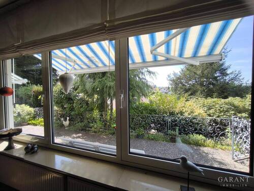 Blick Wohnbereich in den Garten - 8 Zimmer Einfamilienhaus in Waldfischbach-Burgalben