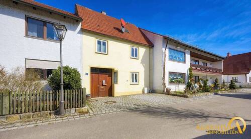 Außenansicht - Sofort frei:Reihenmittelhaus mit Garage und Innenhof, in zentraler Lage von Siegenburg, zu verkaufen