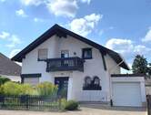 Ansicht mit Garage - Homburg! Freistehendes, extravagantes Komforthaus, teilweise in Rundbauweise, mit Balkonen, Terrasse, Garten und Garage, in Homburg