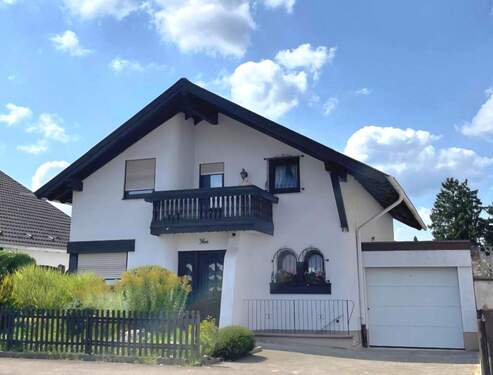 Ansicht mit Garage - Homburg! Freistehendes, extravagantes Komforthaus, teilweise in Rundbauweise, mit Balkonen, Terrasse, Garten und Garage, in Homburg