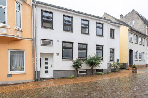 Ansicht Vorderhaus - 1 Zimmer Mehrfamilienhaus, Wohnhaus zum Kaufen in Schleswig