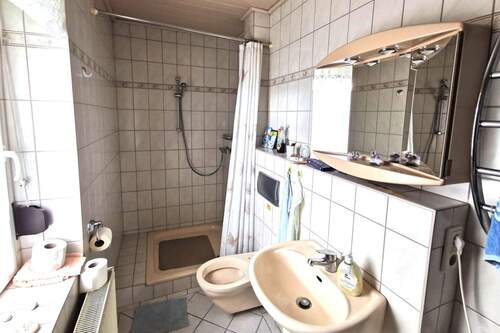 Bad mit Dusche im EG - 