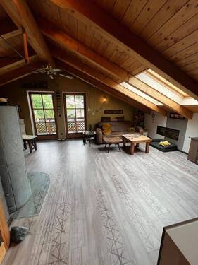 Wohnbereich m.. Zugang z. Balkon - 3 Zimmer Etagenwohnung zum Kaufen in Anger