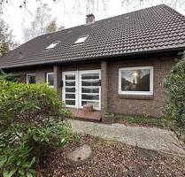 Modernisierungsbedürftes Einfamilienhaus mit Einliegerwohnung und Doppelgarage - Großenwiehe