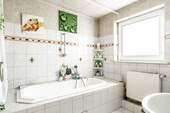 Bad mit Wanne (OG) - 