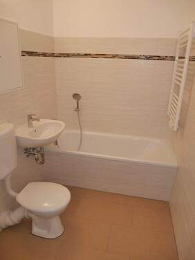 Badezimmer_Beispiel - Etagenwohnung mit 60,50 m&sup2; in Calau zur Miete