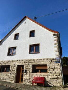 Frontansicht Haus - Frisch renovierte Eigentumswohnung zu verkaufen