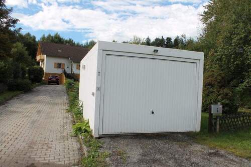 Die Fertiggarage bietet Schutz für Ihr Schätzchen. Der PKW ist bestens aufgehoben. - 