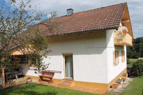 Süd-West-Ansicht. Die Sonne lockt zum Verweilen an der frischen Luft. - 5 Zimmer Einfamilienhaus zum Kaufen in Eggenfelden