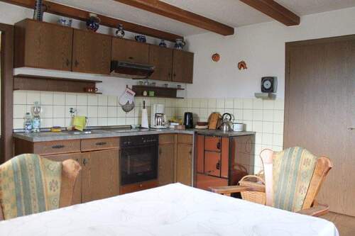 Blick auf die Einbau-Küche - 5 Zimmer Einfamilienhaus in Eggenfelden