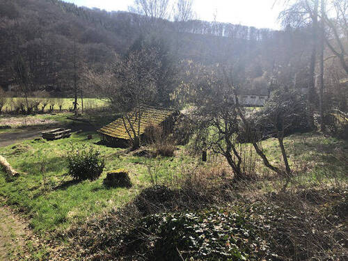 Ansicht von Straße auf Holzhaus - 