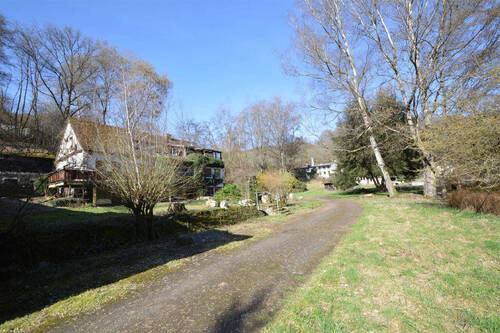 Weg zum Garten und ehemalige Stallungen - 