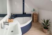 Badezimmer mit Eckwanne - 