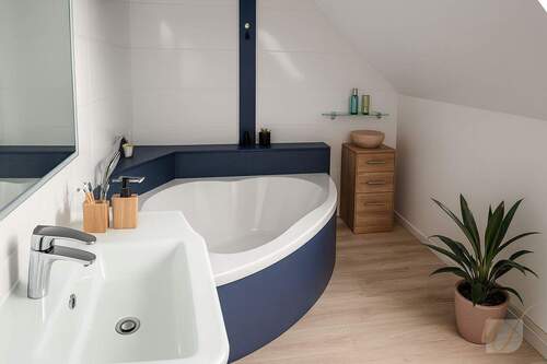 Badezimmer mit Eckwanne - 