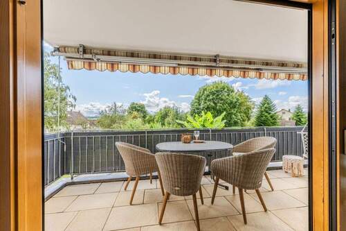 Balkon Erdgeschoss - 8 Zimmer Mehrfamilienhaus, Wohnhaus in Gailingen am Hochrhein