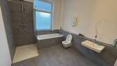 Badezimmer mit Dusche und Badewanne - 3 Zimmer Etagenwohnung zur Miete in Frechen