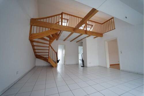 Wohnen - 2 - Raum Dachgeschoss Wohnung mit EBK und Galerie ab sofort