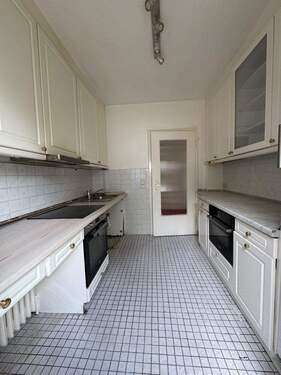 EG: Küche mit Zugang zur Terrasse - 