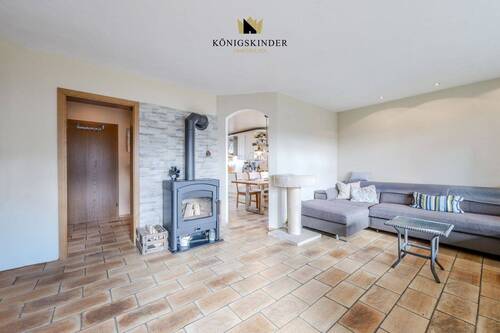 Wohnzimmer mit Kaminofen - Etagenwohnung mit 84,00 m&sup2; in Schorndorf zum Kaufen