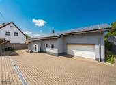 Straßenansicht - Modern. Ebenerdig. Durchdacht. - 395.000,00&nbsp;EUR Kaufpreis, ca.&nbsp; 111,40&nbsp;m&sup2;&nbsp;Wohnfl&auml;che